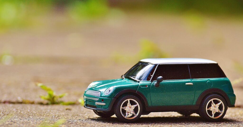 サブスクおもちゃサービスの口コミ評価を見ているイメージ