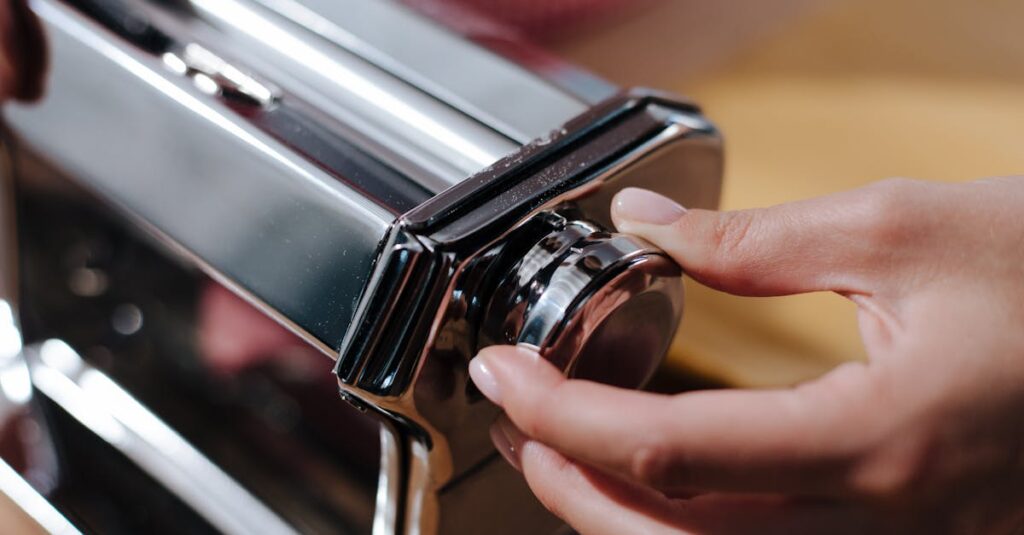 材料を鍋に入れてボタンを押すだけで料理が進む様子