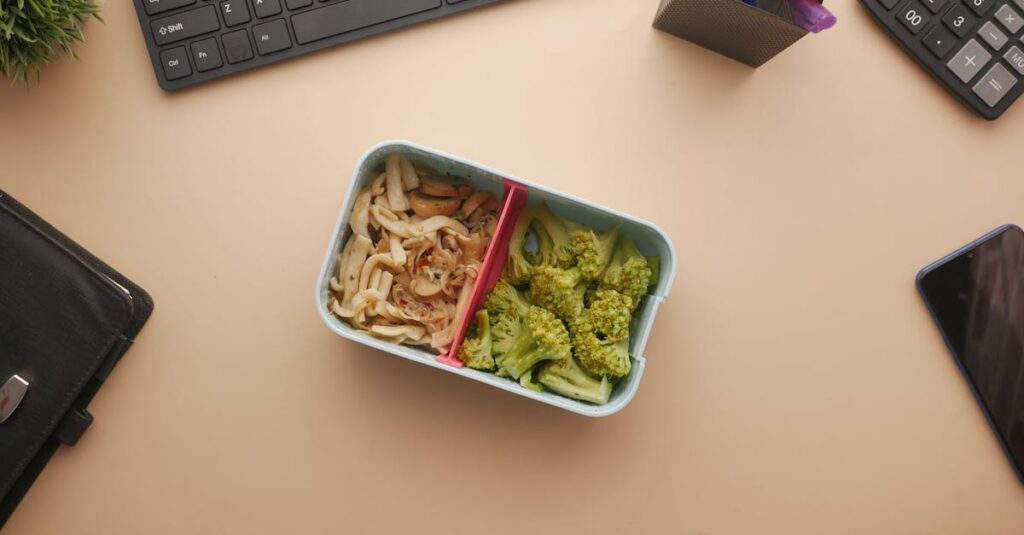 共働き夫婦がつくりおき.jpの惣菜で平日の食事を効率化する様子