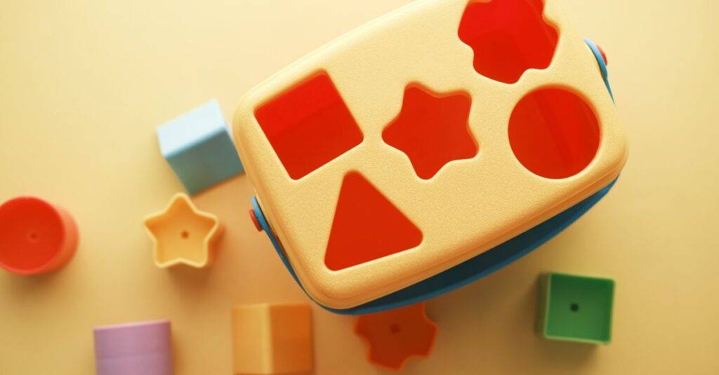 Berpyのアイテムに込められた赤ちゃんの感性を刺激する工夫を表現したデザイン性の高い育児用品の画像。