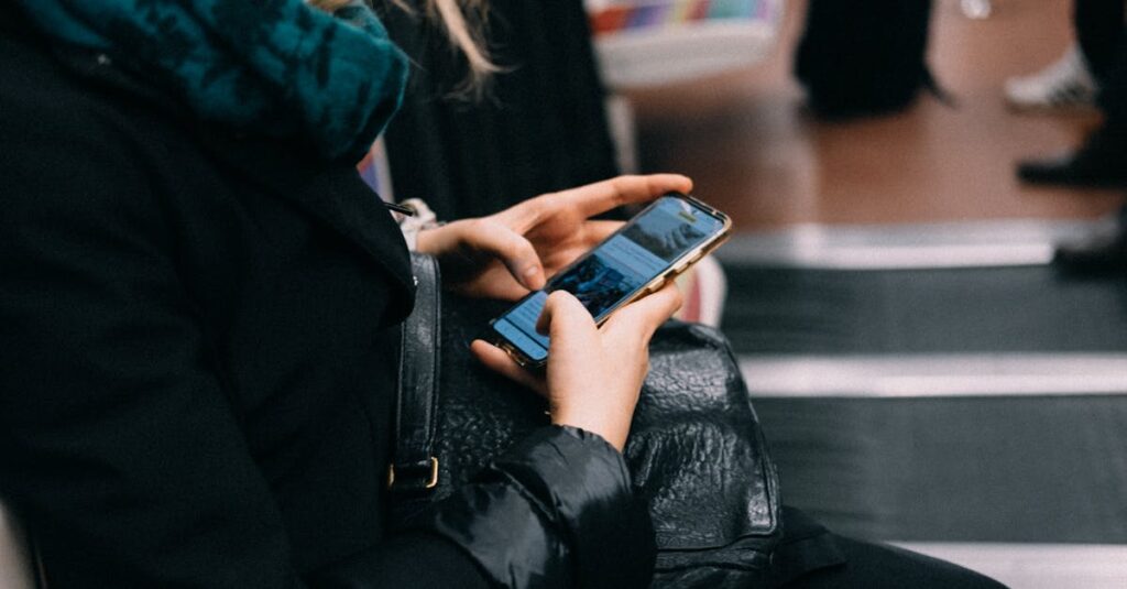 通勤中にABEMAプレミアムを利用しているシーンのイメージ画像