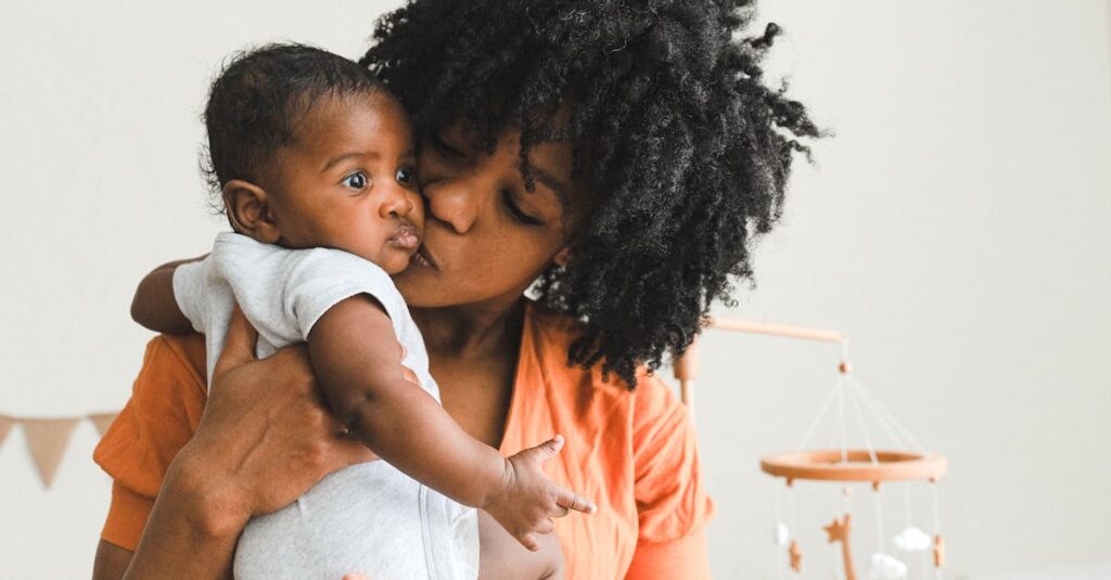 育児中にふと浮かぶ悩みや気づきを形にしようとするママの姿を表した画像。