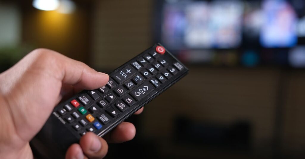テレビ視聴料金を見て驚いている人のイメージ。