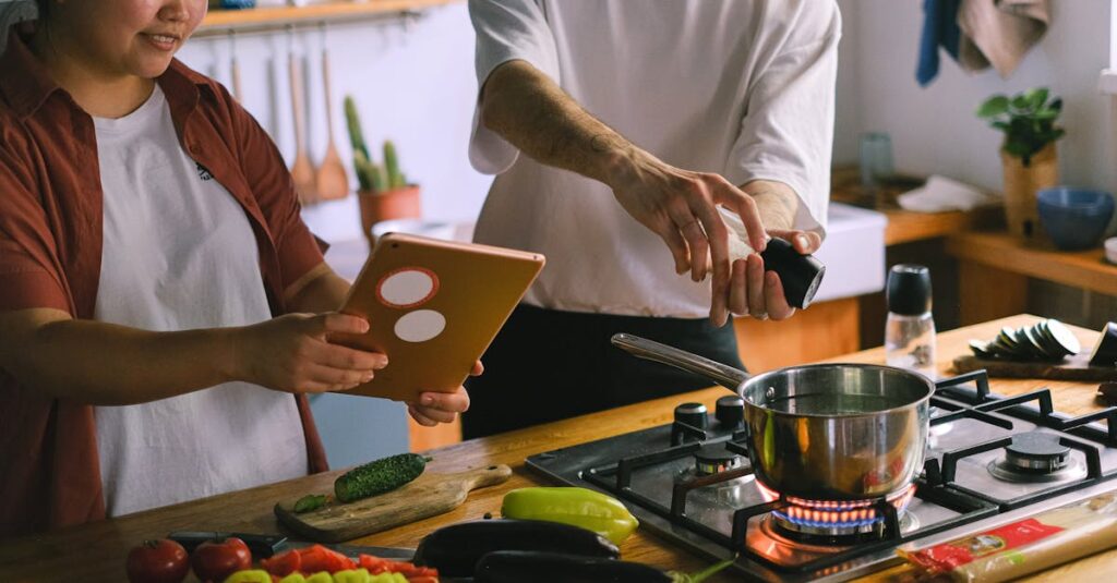 料理初心者でも上手に調理できたことに喜ぶ表情の人物