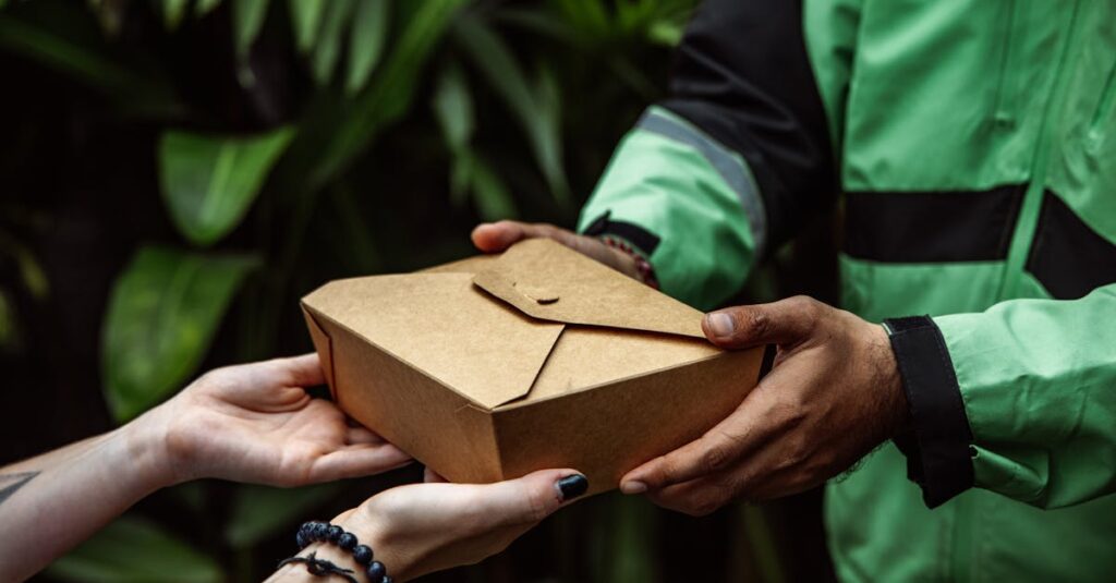 ヨシケイやオイシックスなど宅配食サービスのロゴや箱のイメージ