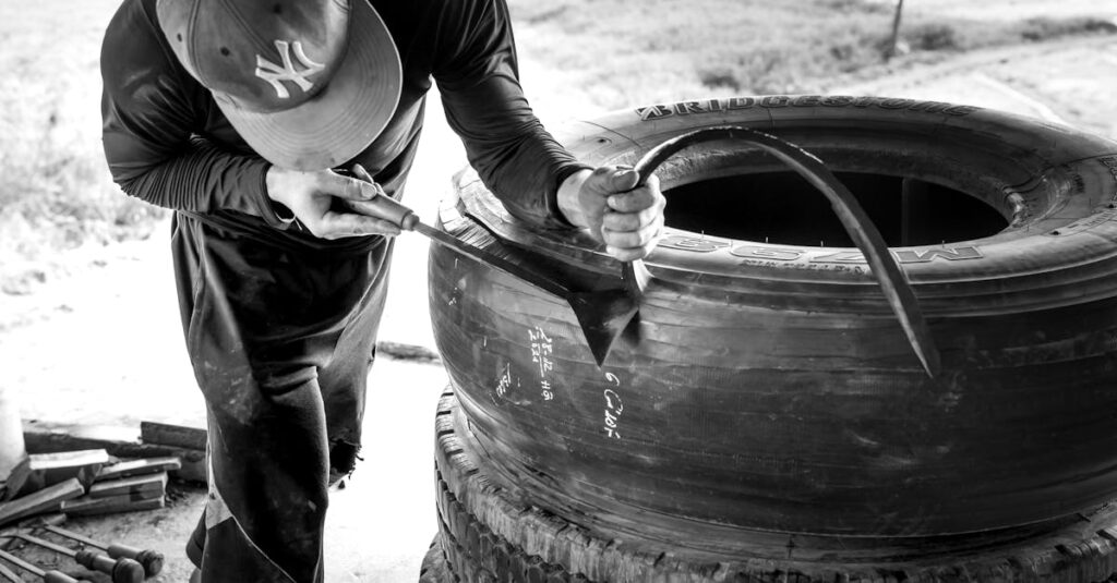 仕事帰りの主婦がスーパーで疲れた様子