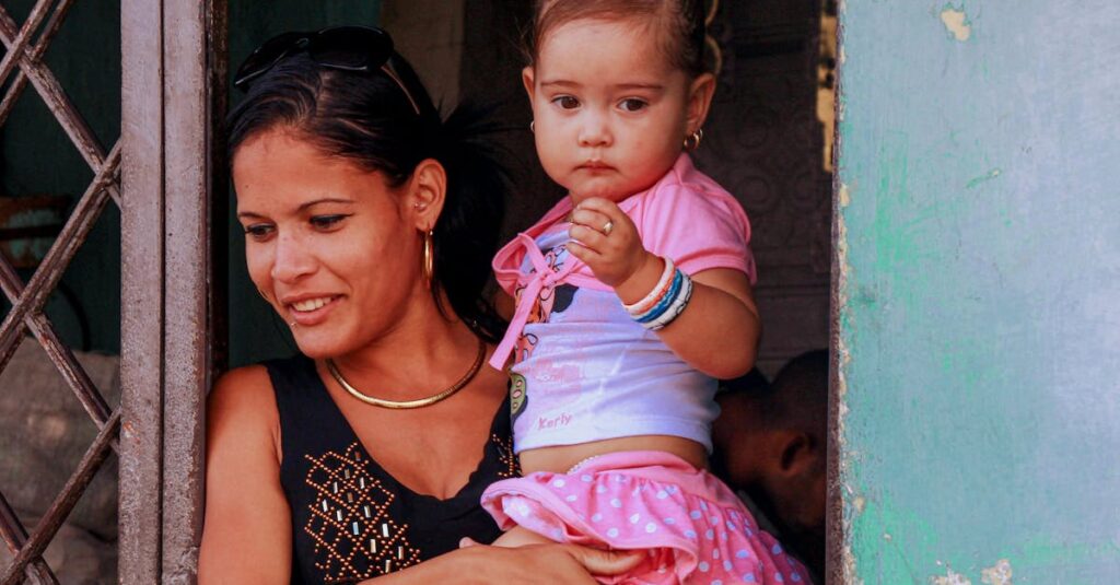 アロベビーとママアンドキッズのローション比較画像。保湿力や安全性の違いが視覚的に表現されている。