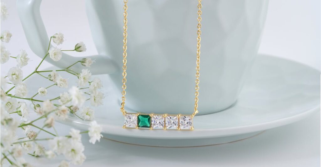 アロベビー ミルクローションの価格が高めだと感じているママの様子。コスパとのバランスを考える場面。