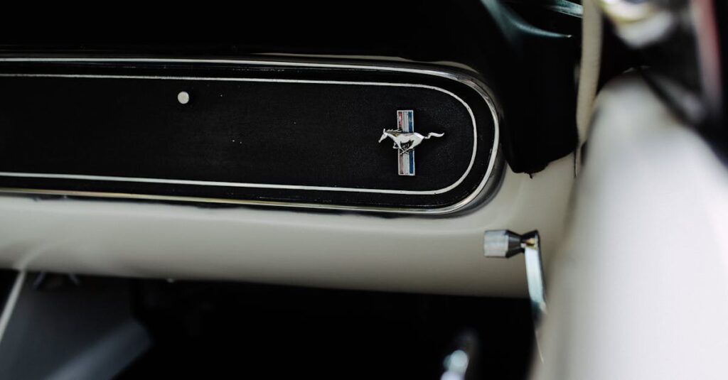 And TOYBOXのロゴとサービスイメージを紹介するビジュアル