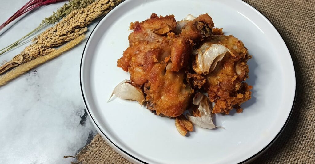 家庭料理のような味わいのわんまいるを試食する様子