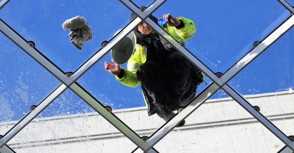 地域密着型家事代行サービスの様子。家庭内で安心して家事を任せる場面。