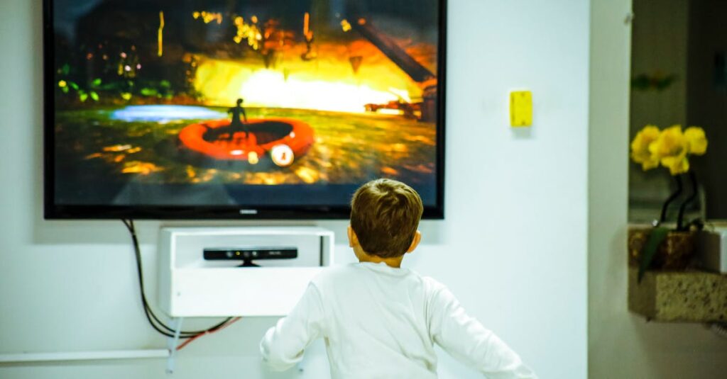 一人暮らし向けと家族向けのテレビプラン選びを比較したイメージ。