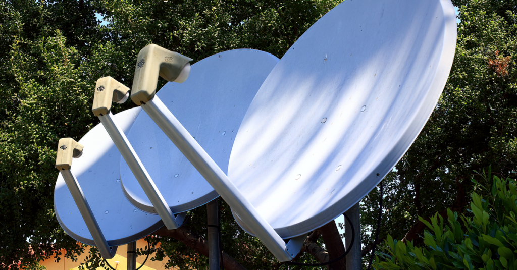 スカパーと他社のテレビサービス（WOWOW、ひかりTVなど）のキャンペーンを比較している図。