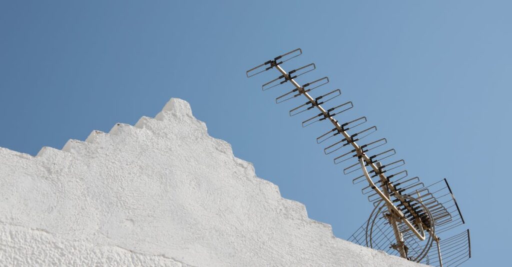 スカパーのサービス概要を表すイメージ。スポーツ、映画、アニメなど多ジャンルの映像が並ぶ。