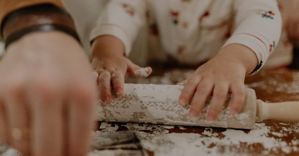忙しいママが夕食を準備している様子