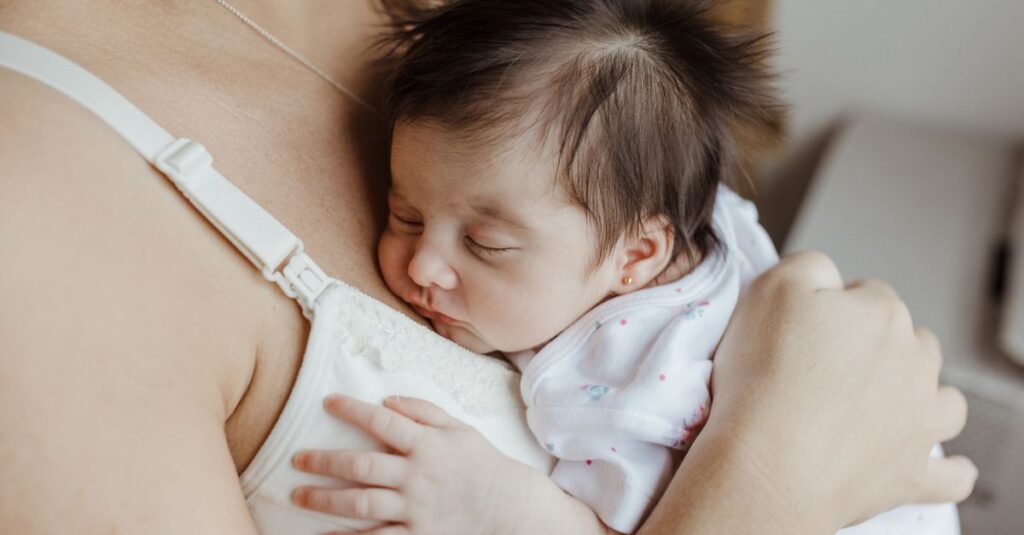 Berpyとともに、赤ちゃんとの日々をやさしく抱きしめている親子の感動的な画像。