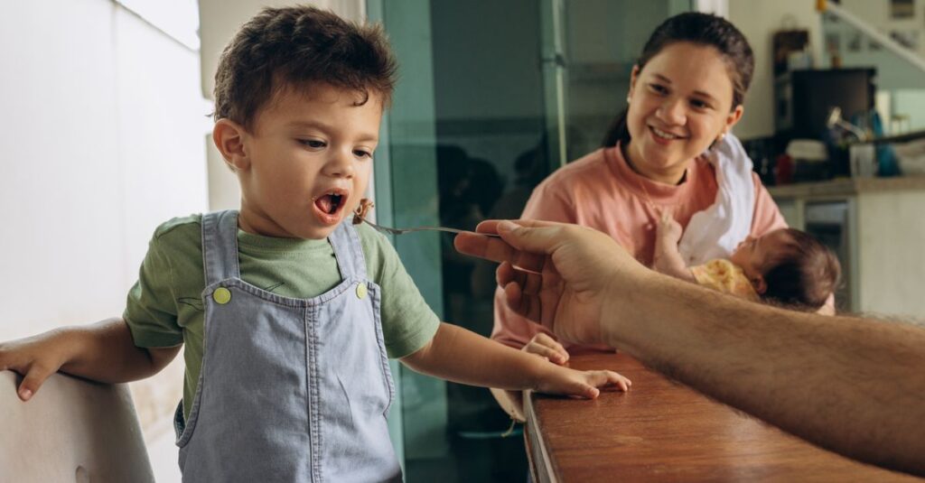 子育て中のパパママが時短に活用するつくりおき.jpの惣菜と笑顔の食卓