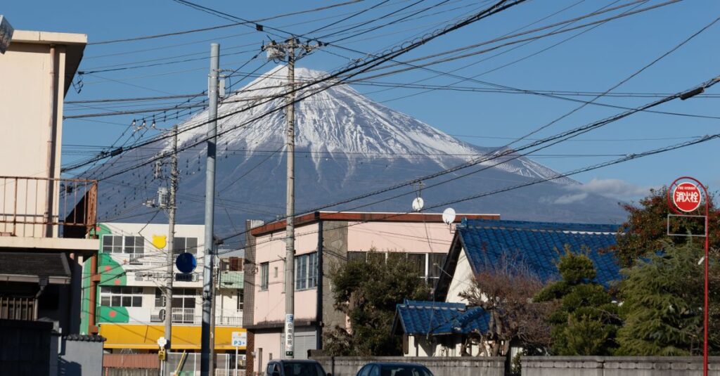スカパーのサービス概要を表すイメージ。スポーツ、映画、アニメなど多ジャンルの映像が並ぶ。