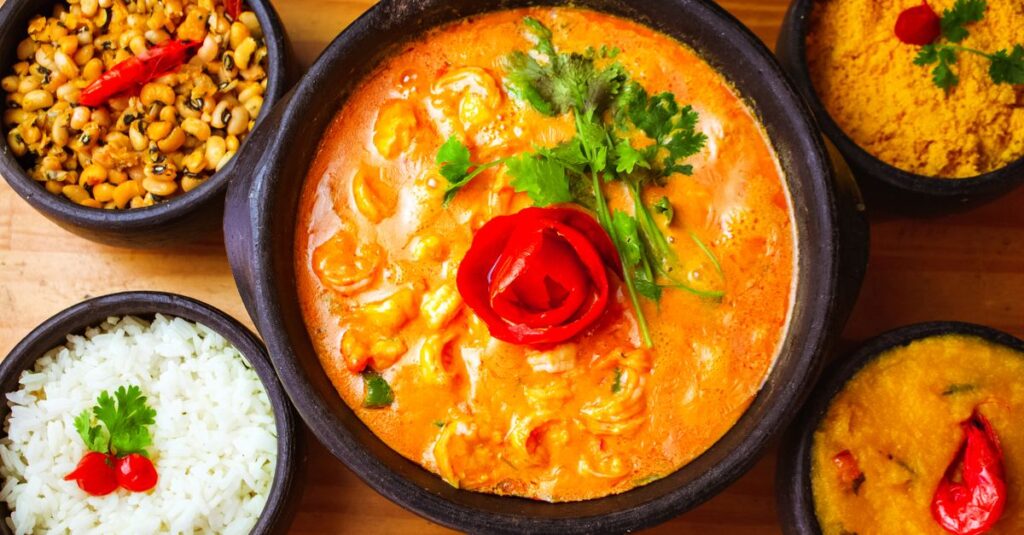 家庭料理のような味わいのわんまいるを試食する様子