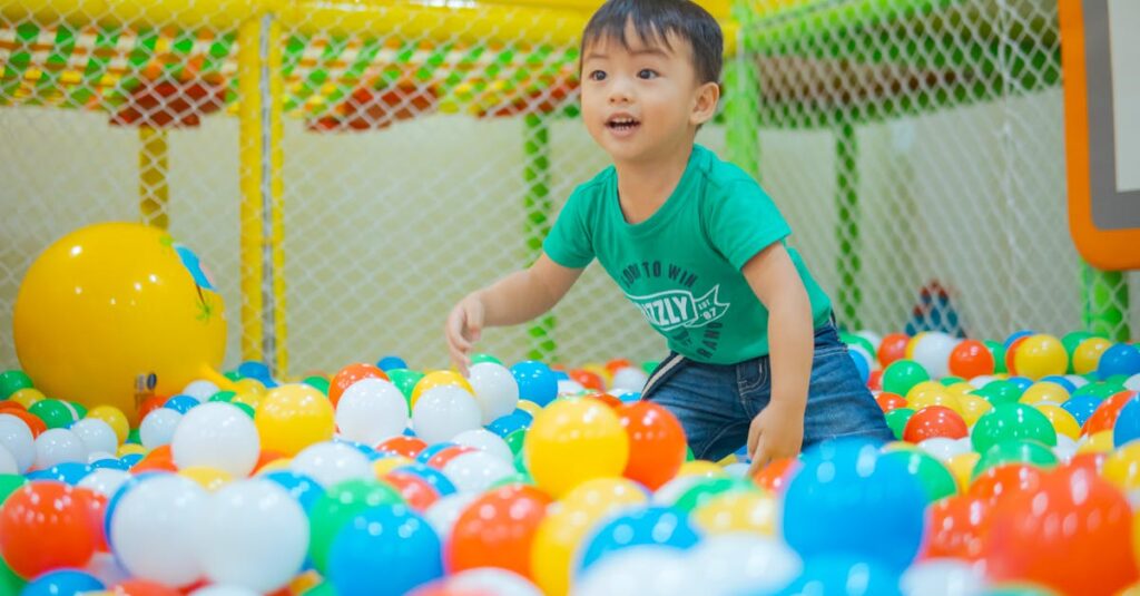 And TOYBOXのおもちゃで楽しそうに遊ぶ子どもの笑顔