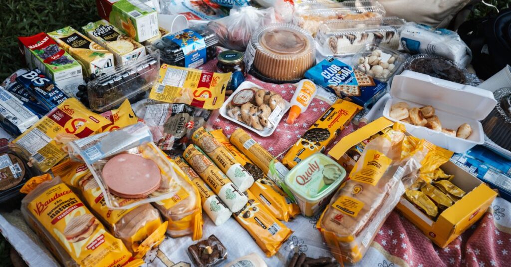 テーブルに並べられたパルシステムの宅配セットの中身