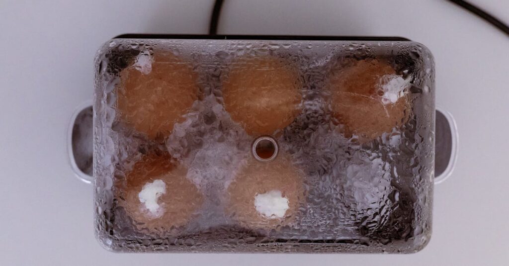 オートクッカービストロを使って調理する様子と家事を並行する人