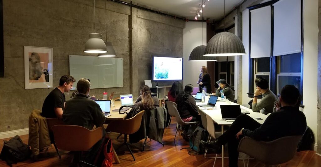 スカパーを公式サイトと家電量販店で比較している様子。