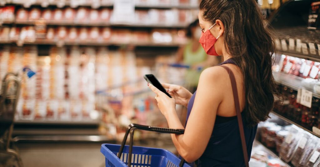 届いた食品の量に満足している様子