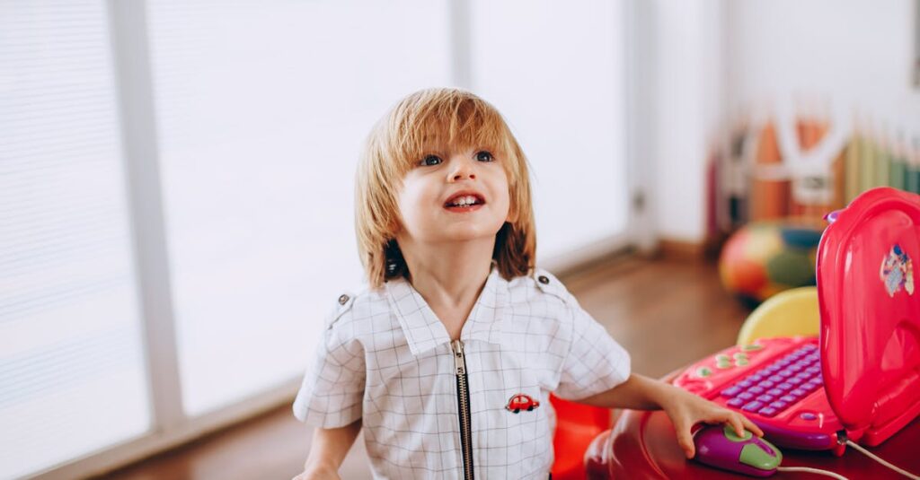 すぐにおもちゃに飽きてしまった子どもの姿