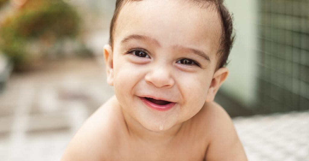 Berpyのある暮らしの中で赤ちゃんが笑顔になる様子を描いた感動的な親子の画像。