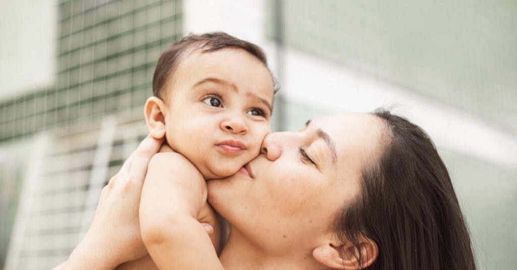 赤ちゃんと同じ目線でやさしく関わるママの姿が伝わるBerpyの視点を象徴する画像。