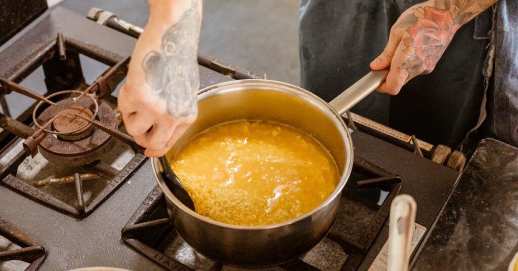 プロの料理人が手づくりする本格惣菜が並ぶキッチンの様子