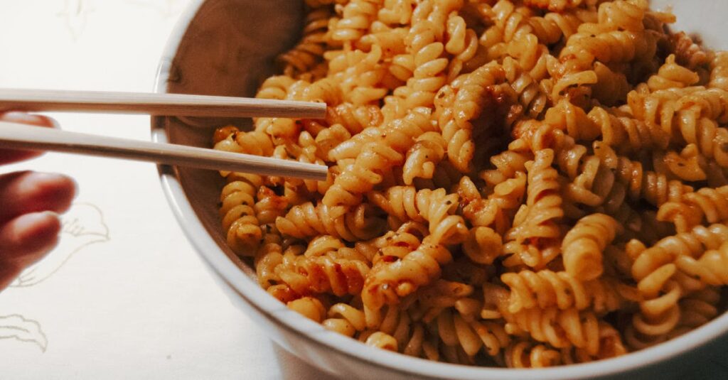 手軽に夕食準備を進める様子と笑顔の家族のシーン