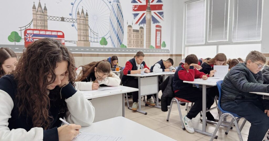 ディズニー英語システムのサンプルを見て笑顔を見せる子供のイメージ画像