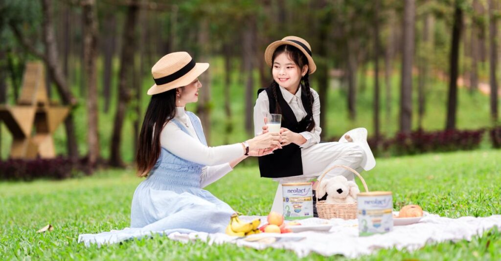 Berpyが大切にする親子の濃密な時間を象徴する、ママと赤ちゃんが静かに触れ合う画像。