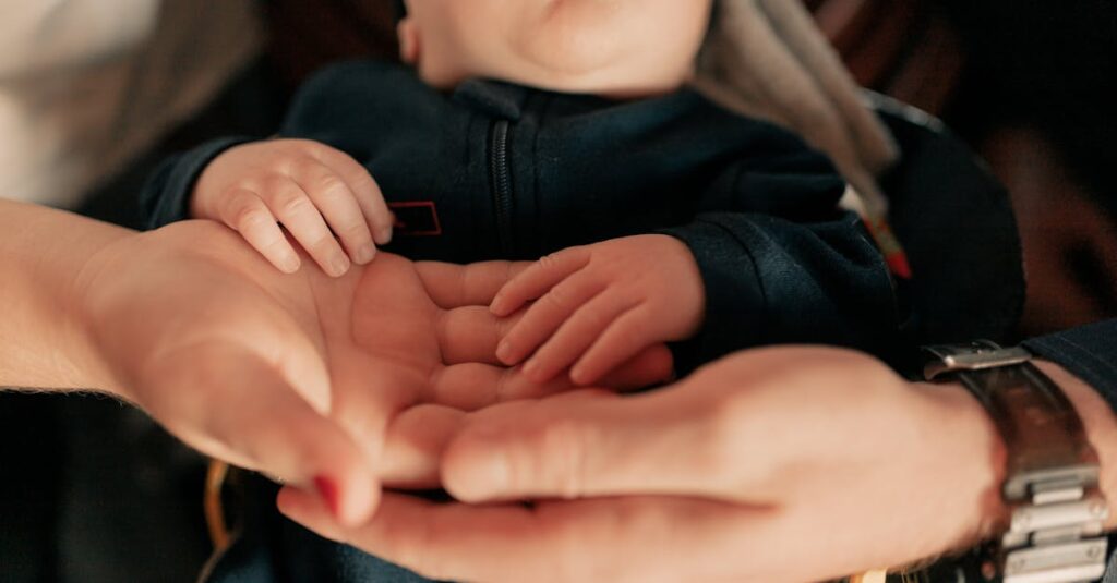 Berpyのやさしさによってママと赤ちゃんの生活に調和が生まれている様子を示す親子の画像。