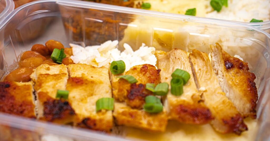 わんまいるのお試しセットを受け取っている家族の様子