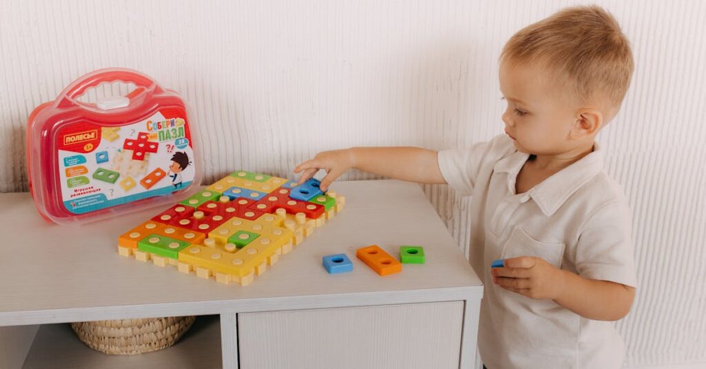 おもちゃで遊びながら成長する子どもの様子