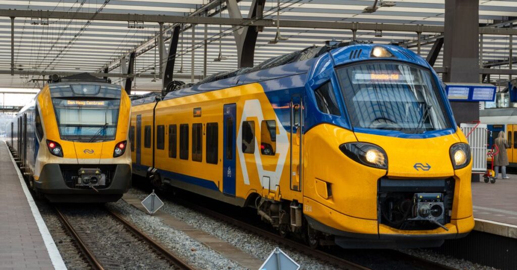 ABEMAプレミアムで通勤電車の中でもダウンロード視聴している様子