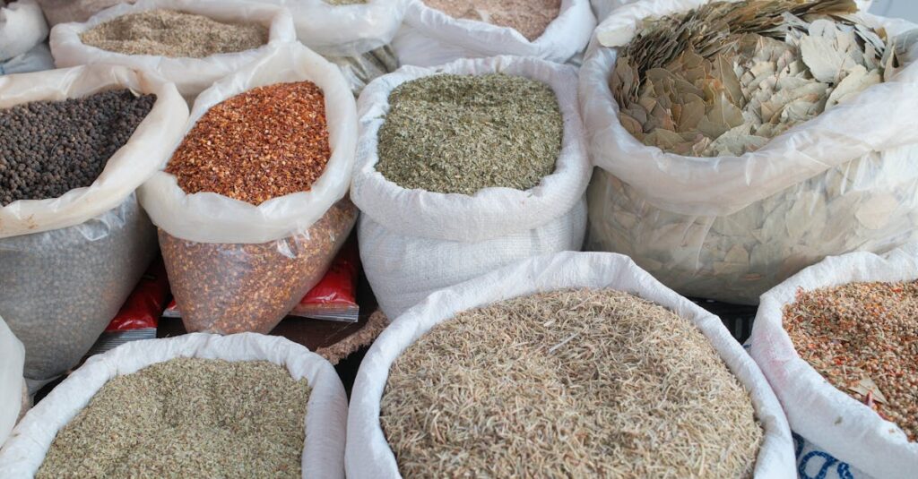 調味料サブスクで届く多様なスパイスや調味料の瓶が並ぶシーン