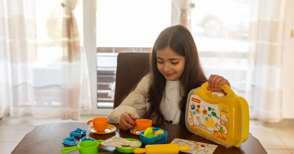 おもちゃで遊びながら成長する子どもの様子