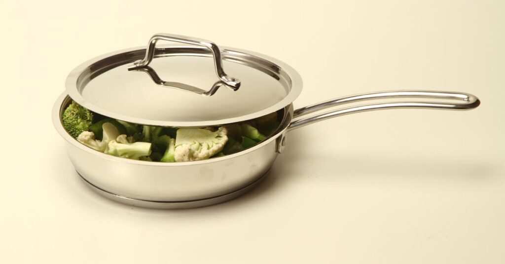 自動調理鍋で作られた多彩な料理が食卓に並ぶシーン