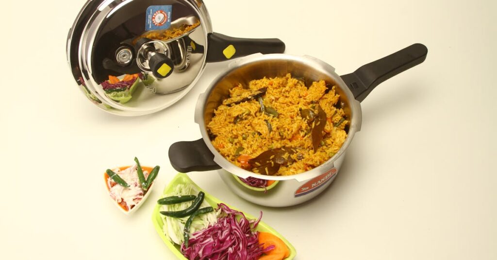 自動調理鍋で作られた多彩な料理が食卓に並ぶシーン