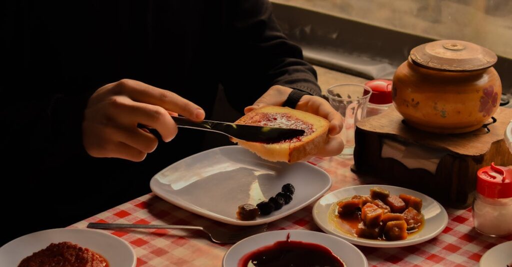 手作り感のある惣菜を盛り付けた家庭の食卓