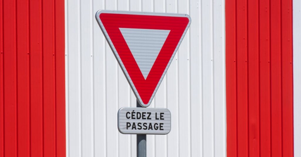 アロベビーの偽物や類似品に注意喚起する画像。正規品との違いを示すラベルや箱の見分け方が表示されている。