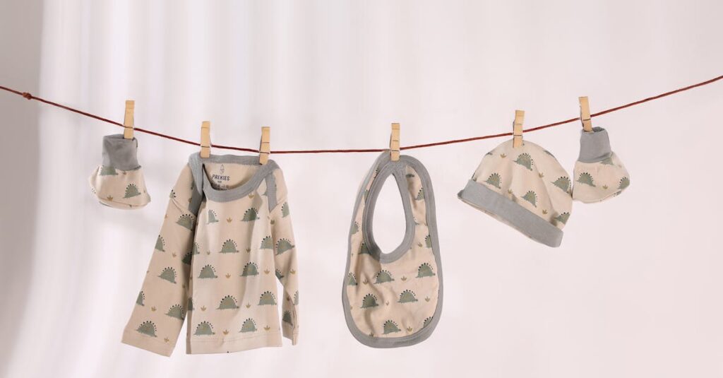 Berpyの商品をオンラインで購入するシーンを描いた、スマホで育児アイテムを選ぶママの画像。