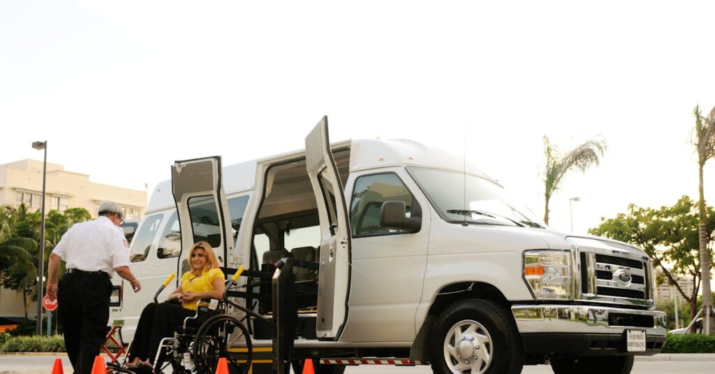 ライフスタイル提案型企業の戦略を示すイメージ。家の中でサポートするスタッフと利用者の会話風景。