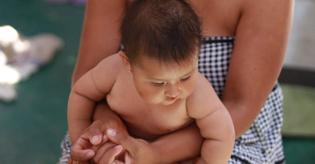 育児中にふと浮かぶ悩みや気づきを形にしようとするママの姿を表した画像。