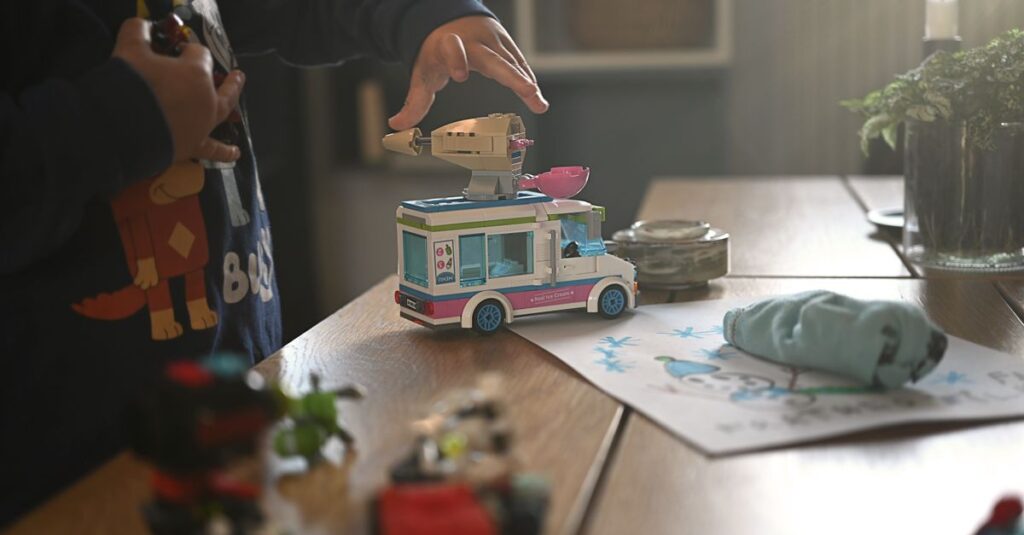 おもちゃが部屋に溢れて困っている現代の子育て家庭のイメージ