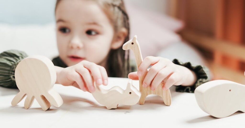 おもちゃで遊びながら成長する子どもの様子